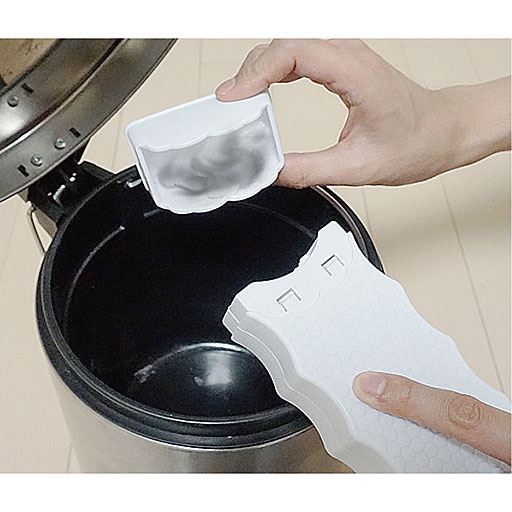 ホコリが溜まったらケースの下から取り出せます。