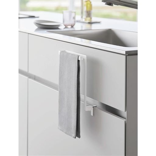 高い位置に設置して引き出し開閉時のタオル巻き込みを防止!