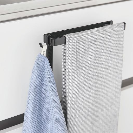 付属のフックでシンク周りの小物を掛けて収納。