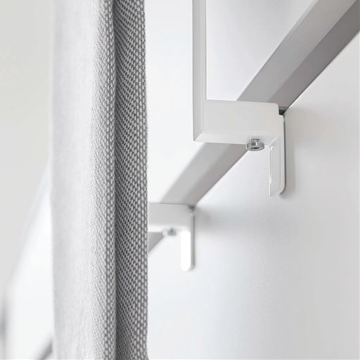 扉の厚さに合わせてネジで調節できます。