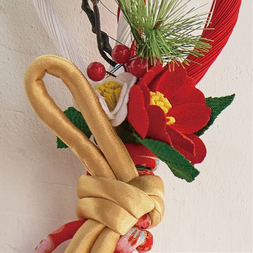 季節のお祝い事にふさわしい紅白のデザイン。