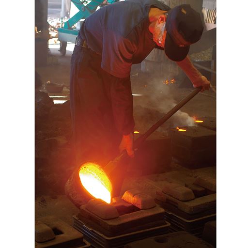 水沢鋳造工芸社 昭和27年創業。歴史ある南部鉄器の伝統を生かし、弛まぬ努力と熱い心で暮らしにゆとりと潤いをもたらす生活工芸品を作り続けています。