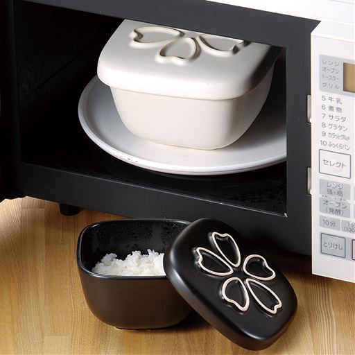 蓋にはかわいいさくら模様。