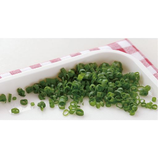 切った食材や汁をフチがキャッチ!