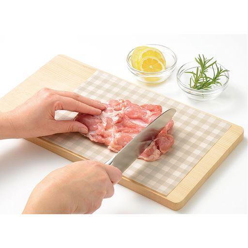 カットに便利な縦横1cm幅の模様入り!