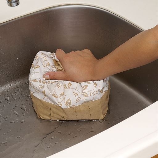 底に小さな穴が開いてるので袋のまま絞って水切りをし、そのままゴミ箱へポイ!