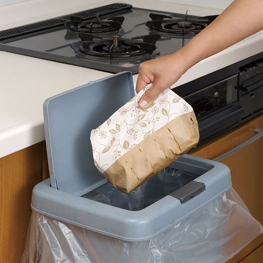 底に小さな穴が開いてるので袋のまま絞って水切りをし、そのままゴミ箱へポイ!