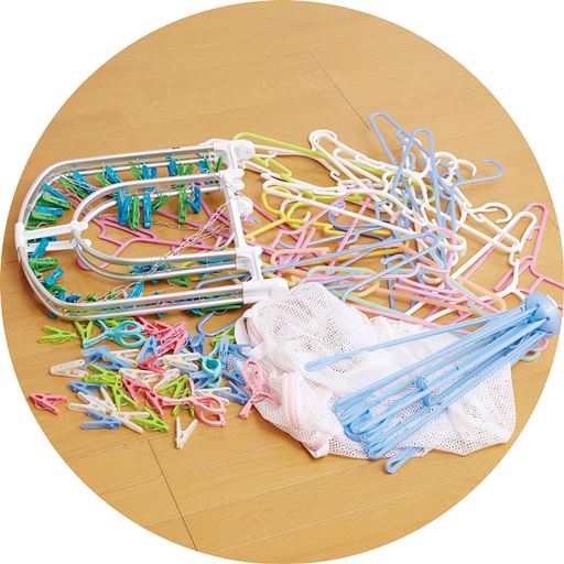 ごちゃごちゃしがちな洗濯用ハンガーやピンチ…<br>コレ、全部スッキリ収納できます♪