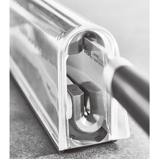 ケースにはセラミック砥石が装着されており、包丁を出し入れすることで、自動でナイフが研げます。