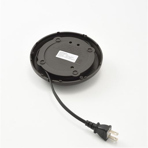 電源コードは側面に巻きつけて長さの調節ができます。