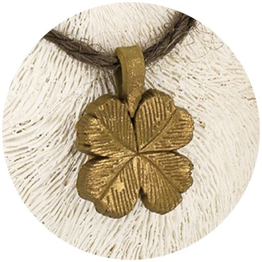 幸せを運ぶラッキーアイテムのクローバーチャーム付き♪