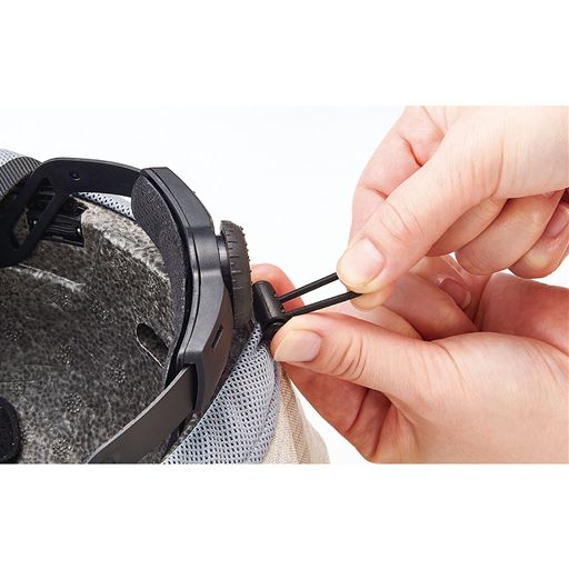 帽子のドローコードを締める ※帽子が飛ばないように正しく装着してください。