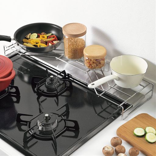 排気口の汚れも防ぐコンロ奥収納 デッドスペースになるコンロ奥に調味料や調理中の鍋、フタを置けて便利!料理もグッとはかどります。