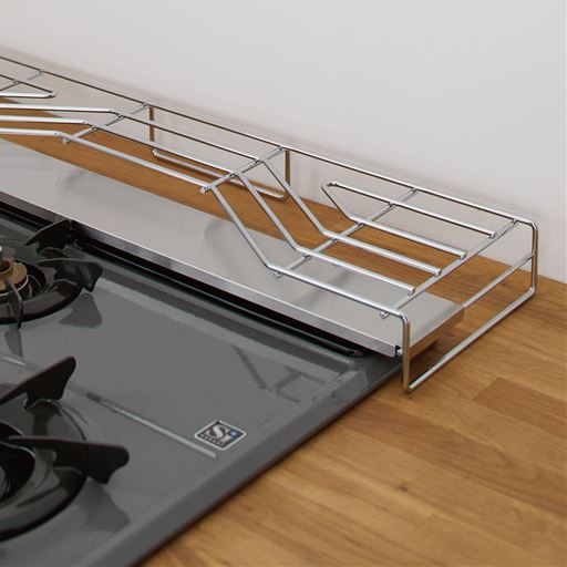 グリルを使う時は、ラック上の収納物はそのままで、排気口カバーをサッと奥へスライドさせるだけ。お手入れも簡単です。