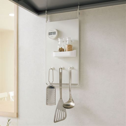 レンジフードに掛けるだけで収納場所がつくれるパネル。磁石がくっつくので、お手持ちのタイマーなどをつけても便利。