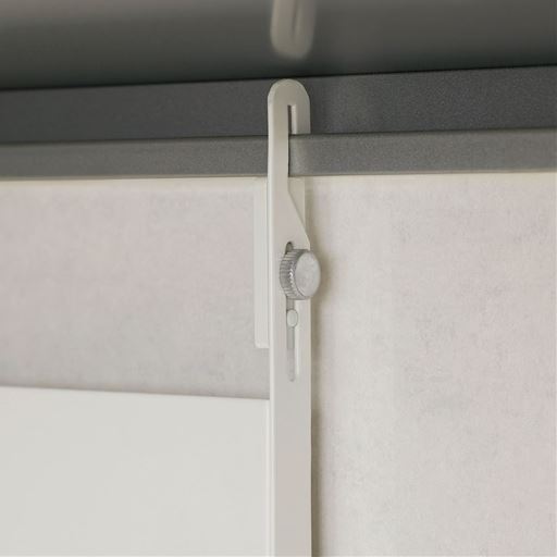 ネジと金具で、レンジフードにしっかりと固定できます。