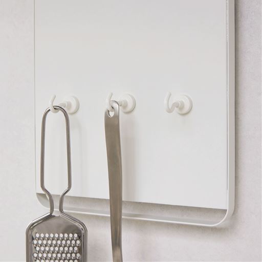 好きな場所につけられるマグネットフック3個付き。