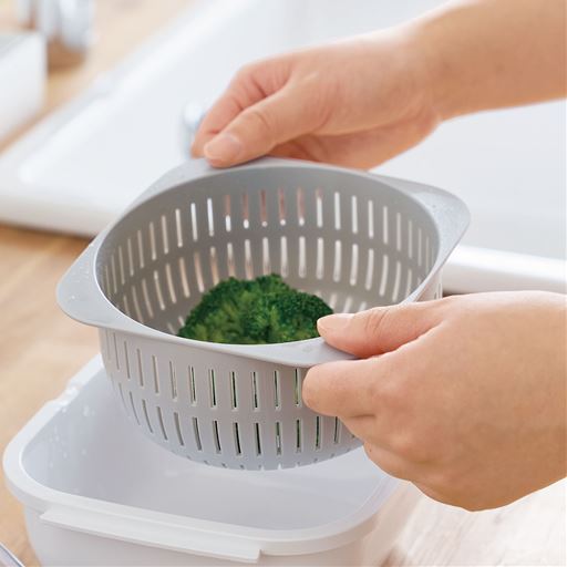 コランダー 葉野菜を水に浸して洗ったり、パスタやうどんなどの麺を湯切りする時に便利。