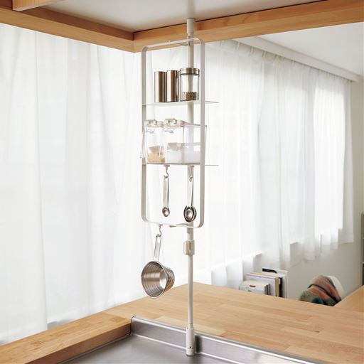 突っ張るだけで便利な収納スペースが誕生。前後どちらからも取り出せるので、シンクまわりにもおすすめ。