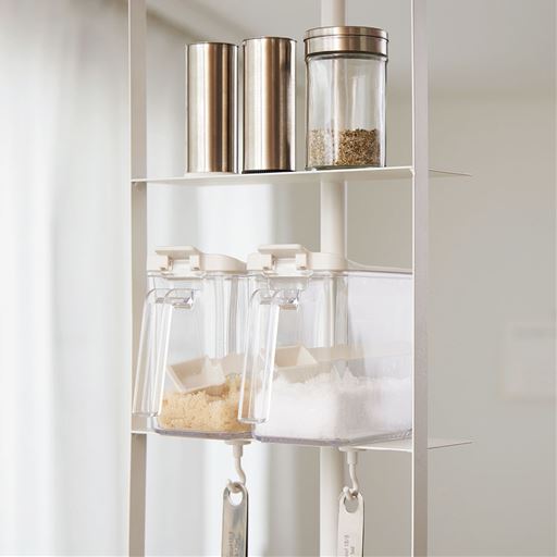 調味料や小物などをサッと置きやすいフラットな収納トレイ。