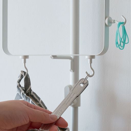 計量スプーンやふきんなどを掛けられるマグネットフック3個付き。