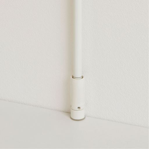 3cmのすき間があれば、工具不要で簡単に設置できる突っ張り式。