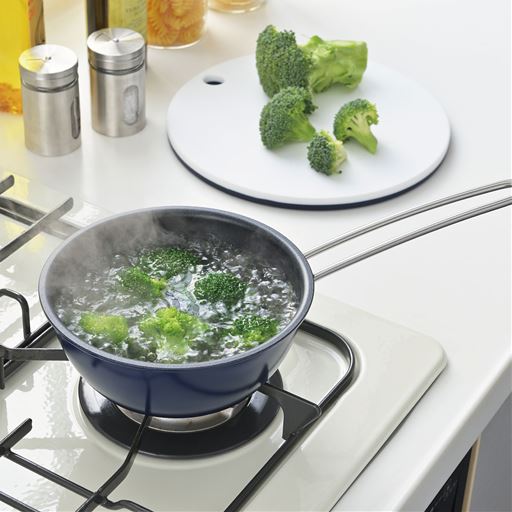 【16cm使用例】ちょこっと調理したいときに手軽に使える大きさ。<br>朝食にサッとフレンチトーストを焼いたり、おべんとうに入れる分の野菜をゆでるときに◎。<br>通称「おべんとうフライパン」と呼ばれるほど、少量のおかず作りに重宝します。<br>コンパクトなので、洗いものが気楽なところもポイントです。