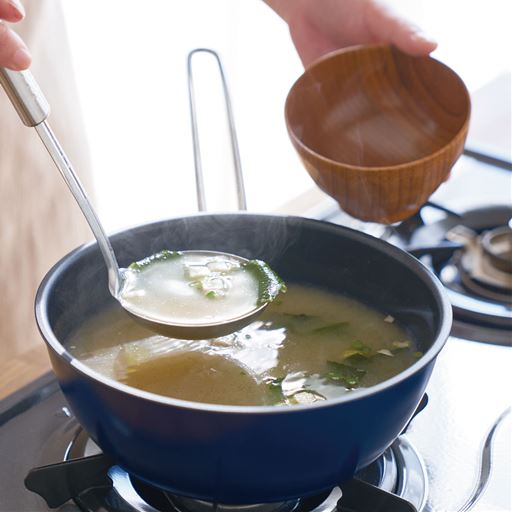 【20cm使用例】魚の切り身を焼いたり、炒めものや煮ものなど、<br>1～2人分のおかず作りにちょうどいい大きさ。<br>深さがあるので、焼きものをしても油が跳ねにくく、小鍋のようにも使えるから、<br>スープやみそ汁などの汁物を作るときに便利です。