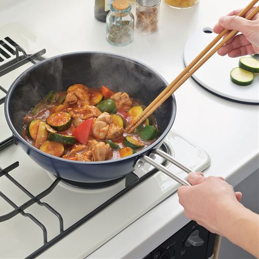 【24cm使用例】3～4人家族分のごはん作りに使いやすい大きさ。<br>炒めものや焼きもの全般が作れることはもちろんですが、<br>汁気のある煮ものが作りやすいのは深型だからこそ。<br>中までしっかり味が染みた肉じゃがも作れます。