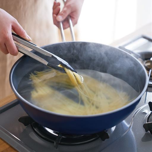 【28cm使用例】4人以上の家族や作り置きにおすすめの大きさ。<br>カレーのように、具材を炒めてから煮込む料理にうってつけです。ゴロゴロとした具材もゆったり混ぜられて、一度にたっぷり作ることができます。パスタのボイルにも。