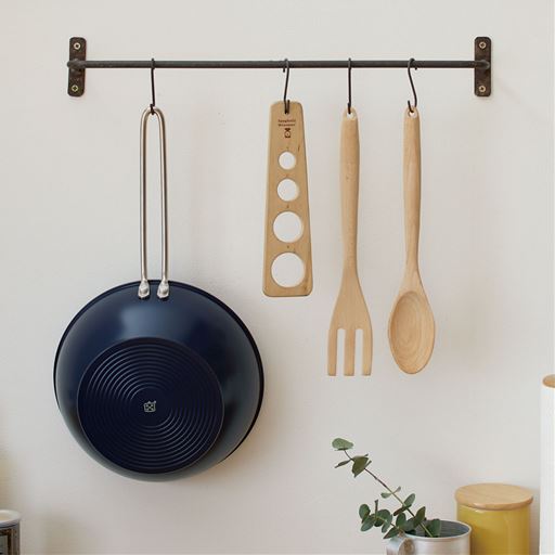 フックに掛けて見せる収納もOK。サッと取れて便利。