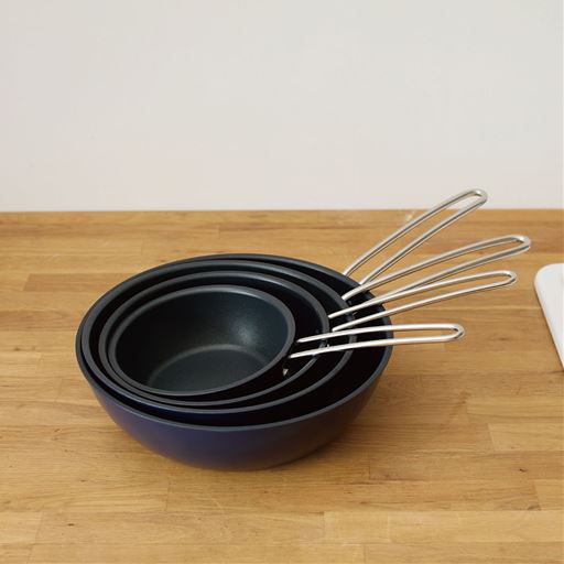 サイズ違いをスタッキングして収納できます。