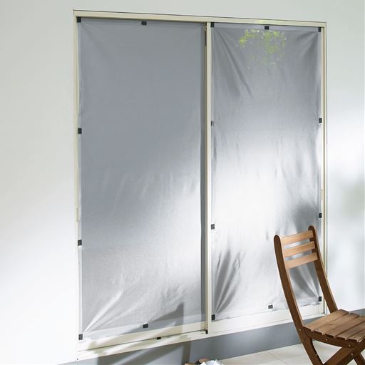 猛暑の時は窓枠に貼り替え! 窓の外側にクールアップを付けるのがオススメ!