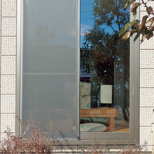 日中屋外から部屋の中を見ると、太陽の反射により見えにくい。※室内照明を消した状態