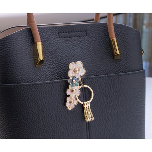 C(フラワー) 美しい装飾がバッグのワンポイントにも!天然シェルを使用。上品な光沢と艶感。