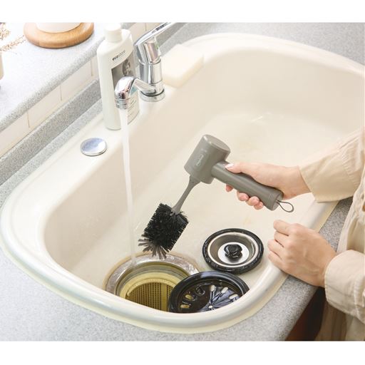 さわりたくない排水口もラクラク!