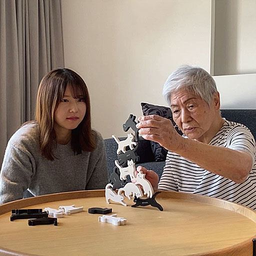 1人でも複数人で遊んでも楽しい積み木が崩れた時のカランコロンという音にも癒されます。