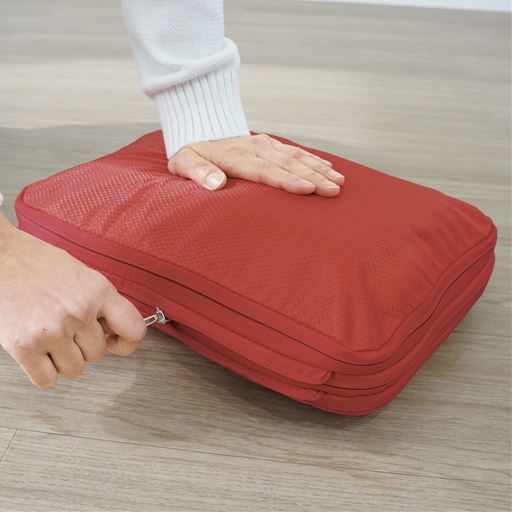 ステップ2:ファスナーを閉めながら空気を抜く