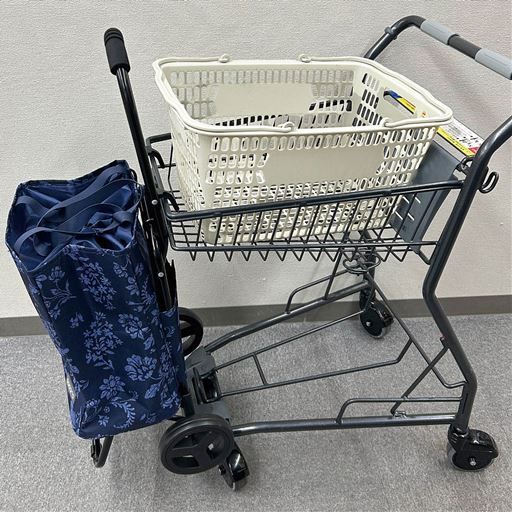 お店のカートに引っ掛けられる! ※ショッピングカートの形状によってはかけられない場合もございます。