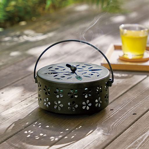 インテリアも馴染むデザインの蚊取り線香ホルダー。持ち運びに便利なハンドル付き。