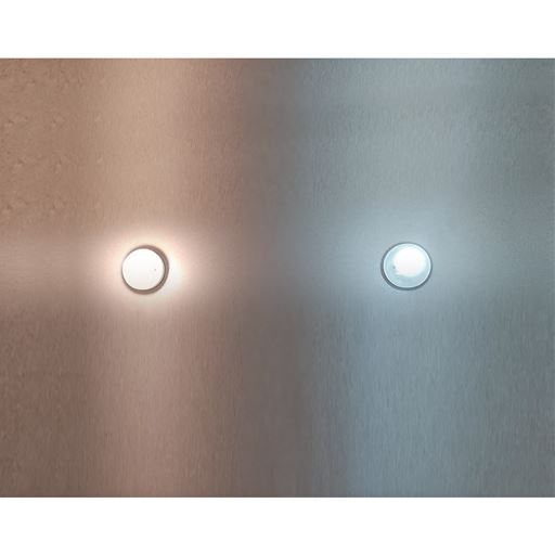左:一般電球、右:本品<br><通常時> 日常の灯りとして使用できます。使用中に自動で充電します。