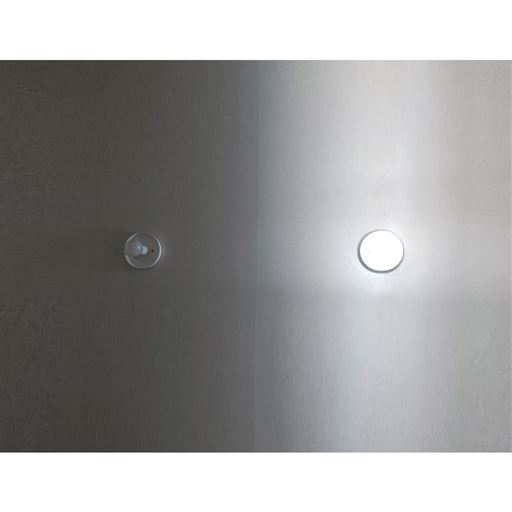 左:一般電球、右:本品<br><非常時> 停電を検知すると自動で点灯します。(約3時間連続点灯可能)  停電しても 電気がついたまま!
