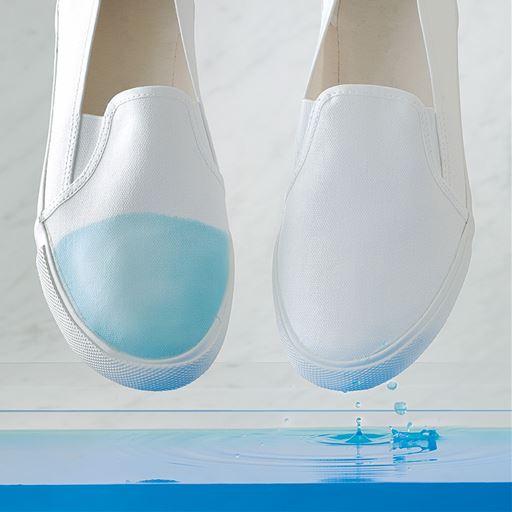 スプレーすることで表面に細かい凹凸ができ、表面張力で水を弾きます。