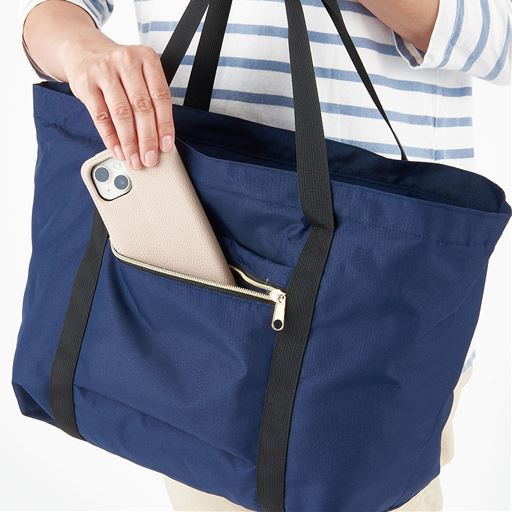 すぐ取り出しやすい背面ポケット