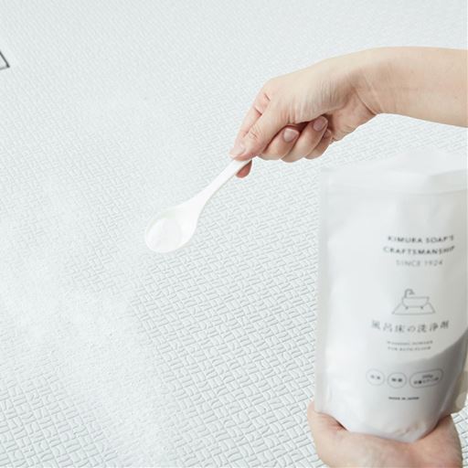 STEP1 濡らしたお風呂の床に、付属のスプーンで本品約40～50g(4～5杯分)をまいてください。