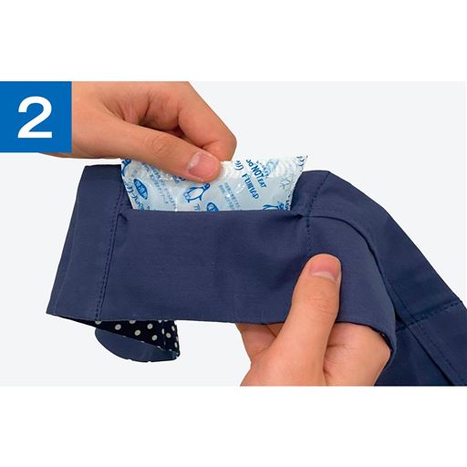 4つのポケットに保冷剤を入れます。