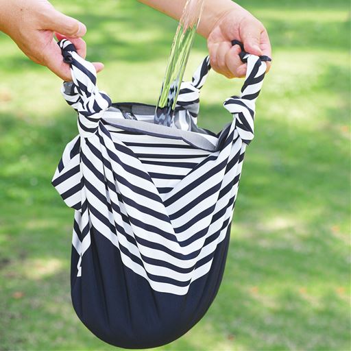 B(マリンボーダー) 水が汲めるはっ水力! はっ水加工が施してあるので、災害時などで一時的に水が汲めて便利です。※外部から水滴をはじきますが防水ではございませんので圧力をかけると水は布目からしみ出します。