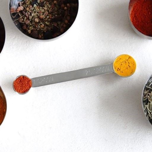 A ひとつまみ(1cc)と小さじ1/2(2.5cc)が柄の両側についているので、これ1本で計量できます。