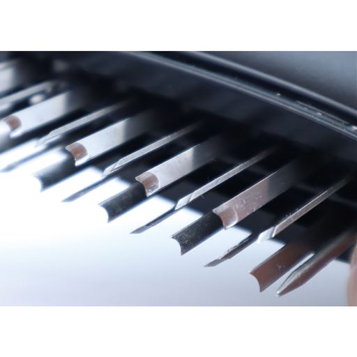 X型配列でスジを逃がさない! 刃を『X』型に配列し、あらゆる方向のスジを満遍なくカット!味が染みこむので、いつものお料理がもっと美味しく♪