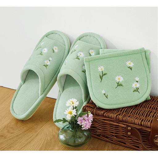 さりげないマーガレットの刺繍が上品な印象に。<br>※商品はトイレスリッパです。